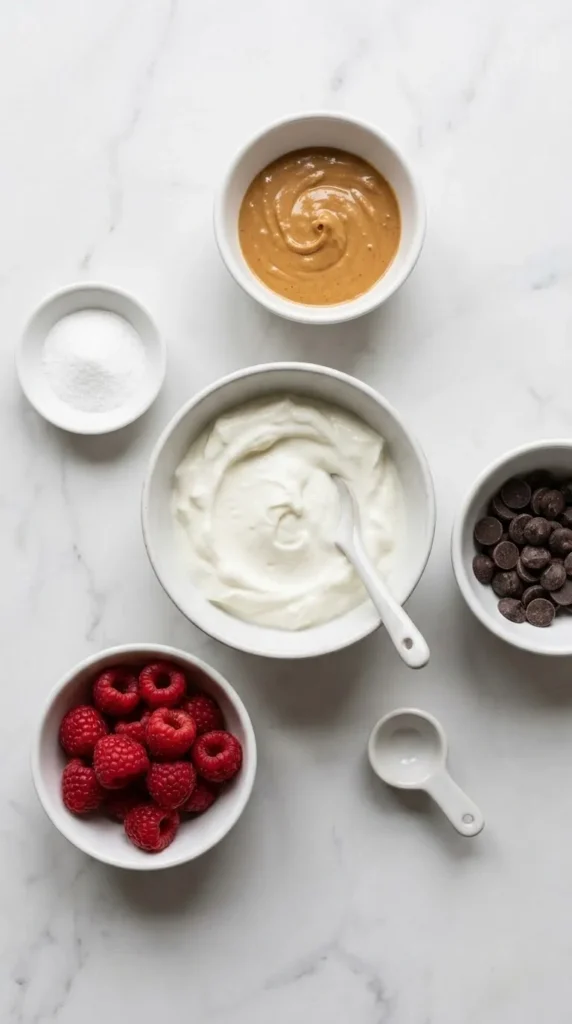 Zutaten für Peanut Butter Yogurt Bowls & Pots: griechischer Joghurt und cremige Erdnussbutter