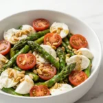 Keto Grüner Spargel Salat mit Tomaten und cremigem Mozzarella