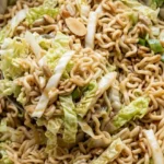Knackiger Yum-Yum-Salat mit Chinakohl und gerösteten Mandeln