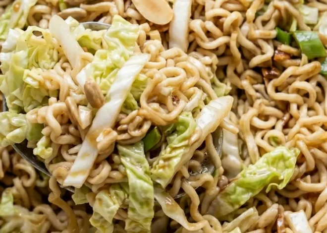 Knackiger Yum-Yum-Salat mit Chinakohl und gerösteten Mandeln