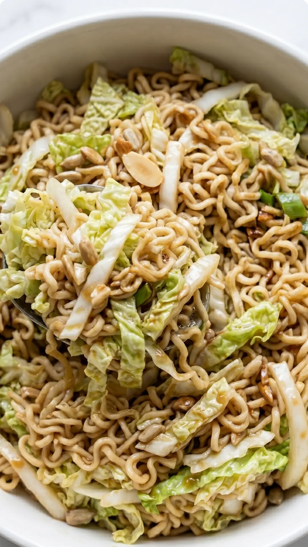 Knackiger Yum-Yum-Salat mit Chinakohl und gerösteten Mandeln