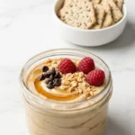 Peanut Butter Yogurt Bowls & Pots serviert mit Low-Carb Cracker — servierfertiges Low-Carb Dessert