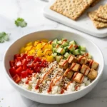 Low-Carb Sushi-Bowl kohlenhydratarm — Farbenfrohe Schüssel mit krossem Tofu, Gurken und gelber Paprika