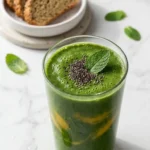Grüner Smoothie mit Mango serviert mit Keto-Brot — erfrischende Low-Carb Frühstücksidee