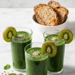 Grüner Smoothie mit Kokoswasser serviert mit Keto-Brot — erfrischendes Low-Carb Frühstückskonzept