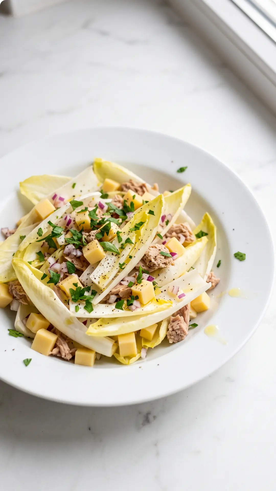 Chicoreesalat mit Thunfisch und Käse kohlenhydratarm — herzhafter, cremiger Low-Carb Wintersalat in weißer Schale (2)