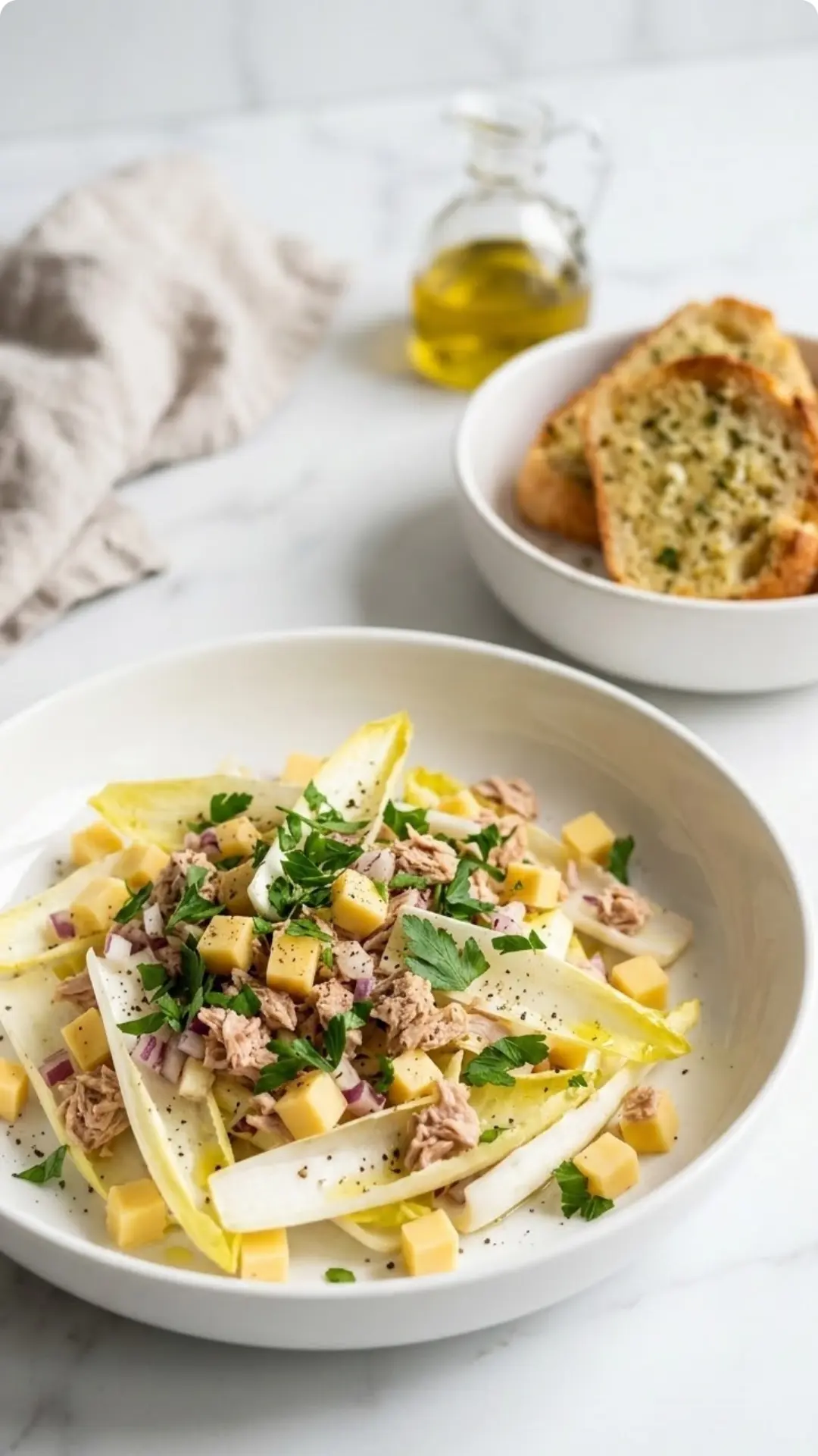 Herzhafter Keto-Chicoreesalat: Das beste Low-Carb Thunfisch-Rezept