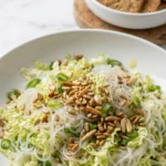 Chinakohlsalat mit Sonnenblumenkernen serviert mit Low-Carb Cracker — servierfertiger, leichter asiatischer Salat