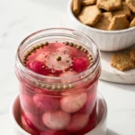 Eingelegte Radieschen serviert mit Low-Carb Cracker — servierfertiger, saurer Low-Carb Snack