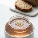 Holunderblüten-Rhabarber-Gelee serviert mit Keto-Brot — feines Low-Carb Frühstück