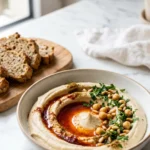 Hummus bi Tahina serviert mit Keto-Brot — stilvolle Präsentation einer orientalischen Low-Carb Beilage
