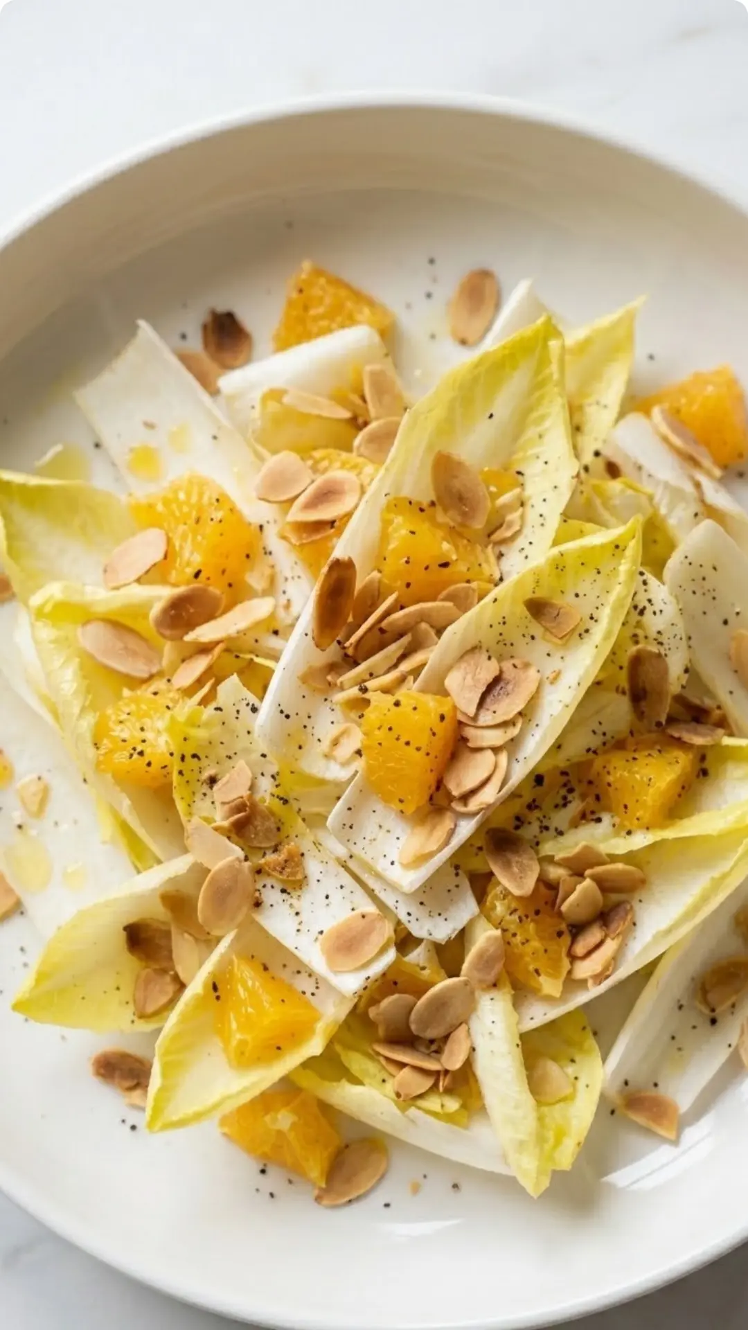 Chicoreesalat mit Orangen kohlenhydratarm — knackig-frischer Wintersalat in einer weißen Schale
