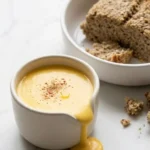 Sauce Hollandaise serviert mit Keto-Brot — edle Beilage für ein ketogenes Gericht