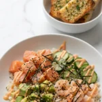 Sushi Bowl à la Ela serviert mit Keto-Knoblauchbrot — stilvolle Präsentation einer Low-Carb Hauptmahlzeit