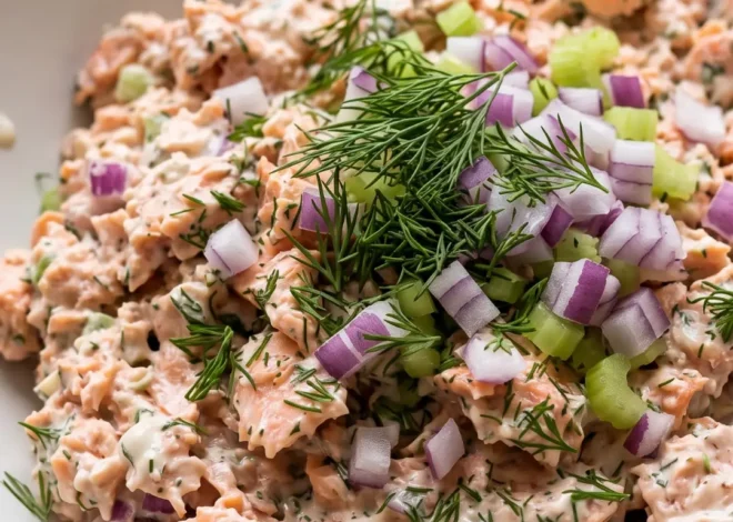 Schneller Keto Lachs-Salat mit Dill und Sellerie