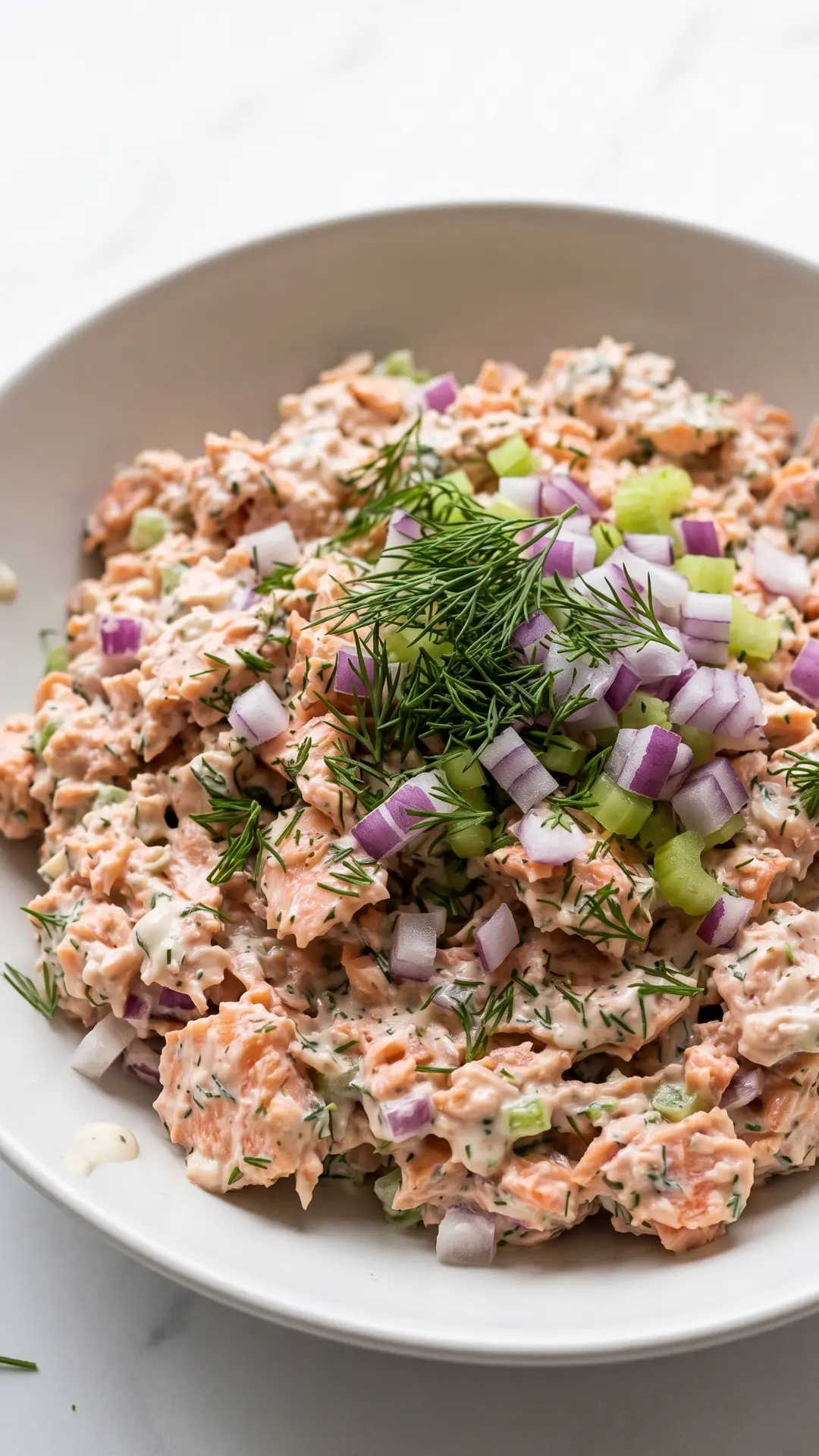 Schneller Keto Lachs-Salat mit Dill und Sellerie
