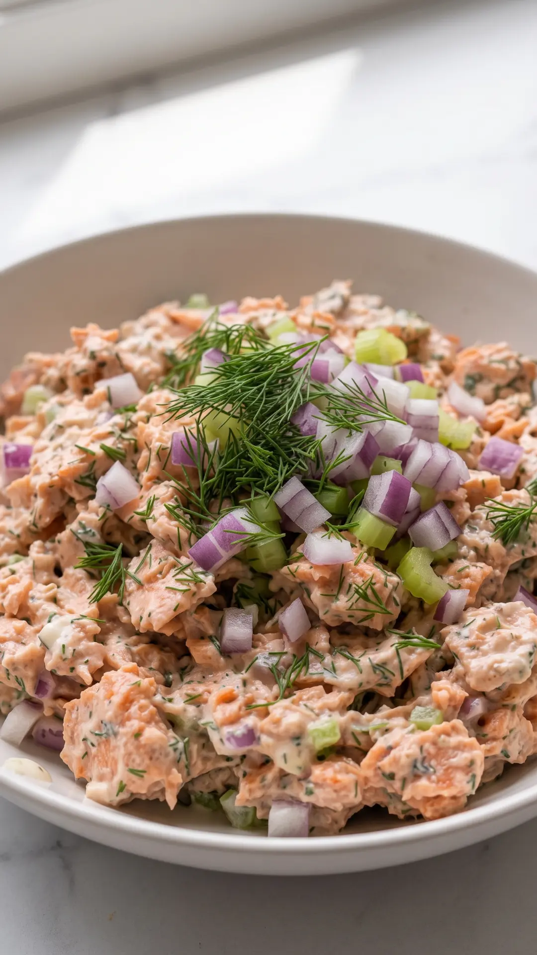 Keto Lachs-Salat aus der Froschperspektive — Tiefe Perspektive, die das reiche Volumen und die saftigen Lachsflocken betont.