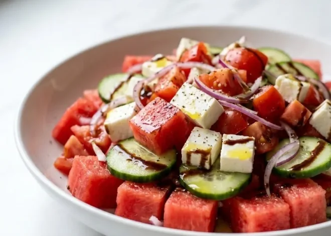 Frischer Wassermelonensalat mit Feta: Das perfekte Low-Carb Sommerrezept
