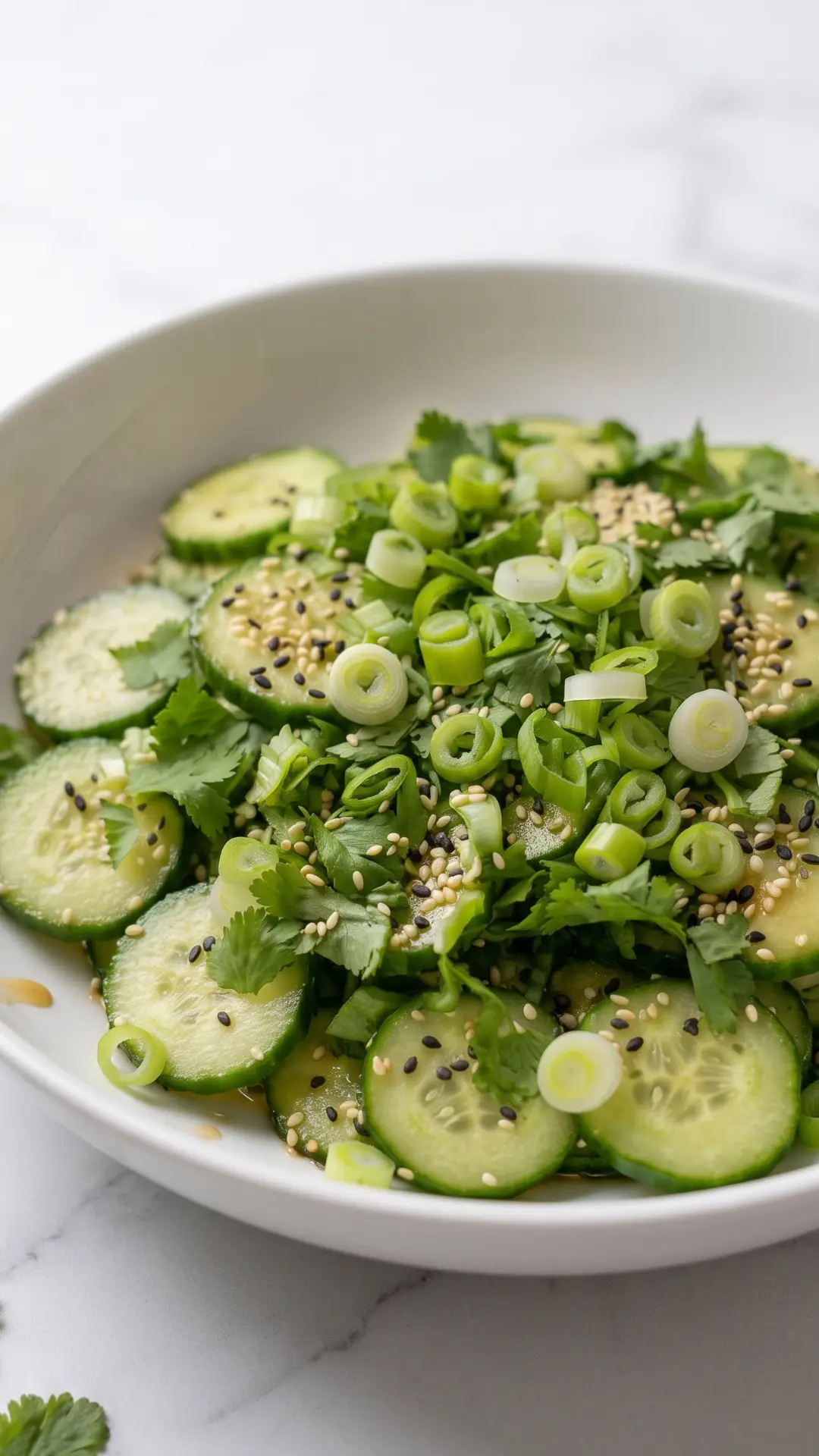 Asiatischer Gurkensalat Keto kohlenhydratarm — knackige Gurkenscheiben mit Koriander