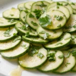 Einfacher Keto Zucchinisalat mit Petersilie — frischer Low-Carb Rohkostsalat