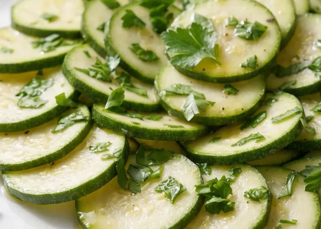 Einfacher Keto Zucchinisalat in 15 Minuten