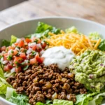 Keto Taco Salad mit Hackfleisch, Guacamole & Salsa kohlenhydratarm — frischer Römersalat mit Hackfleisch