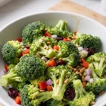 Knackiger Brokkoli-Salat mit Cranberries & Sonnenblumenkernen kohlenhydratarm — frischer grüner Brokkoli
