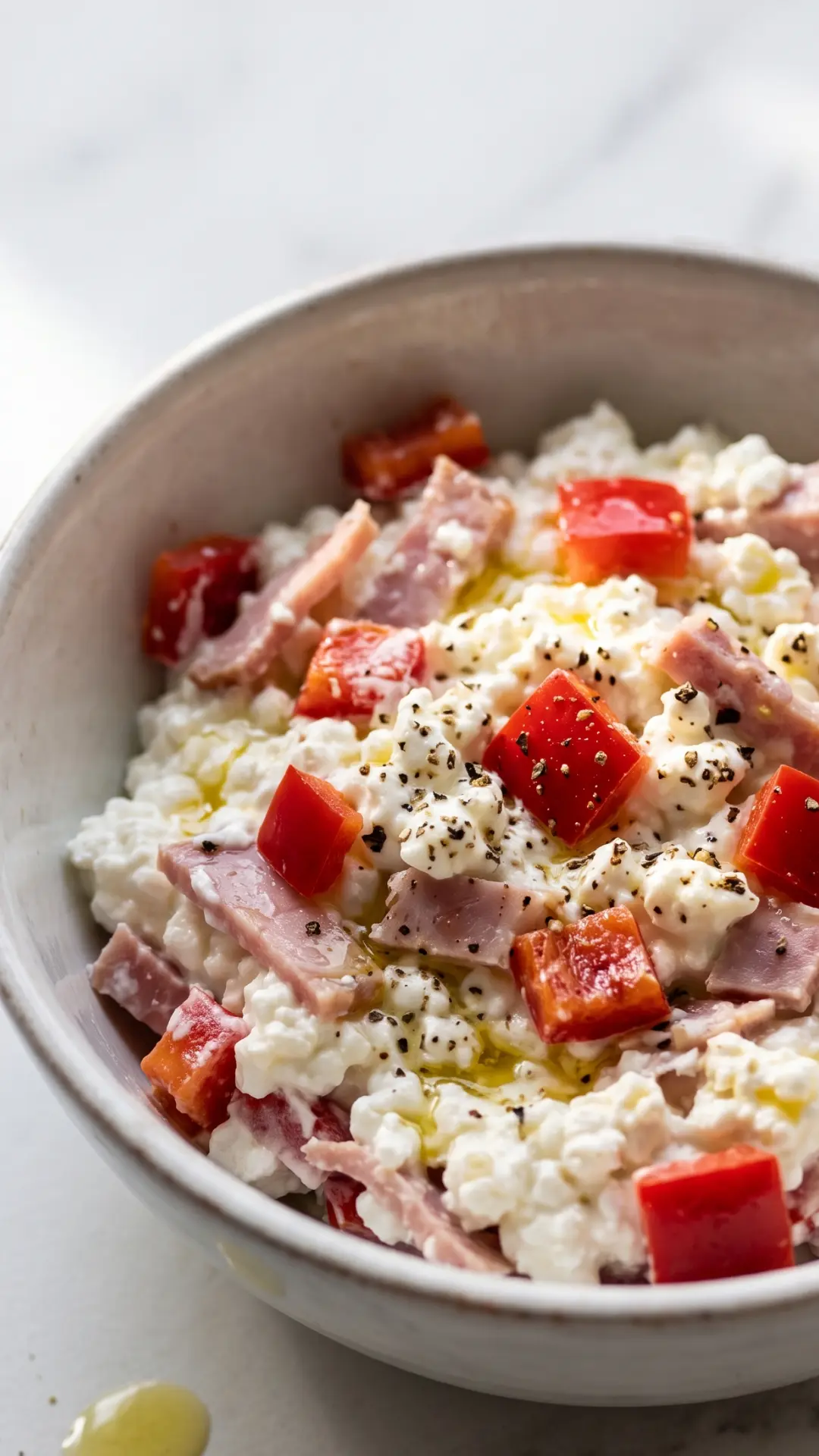 Schneller Low-Carb Hüttenkäse Salat mit Kochschinken