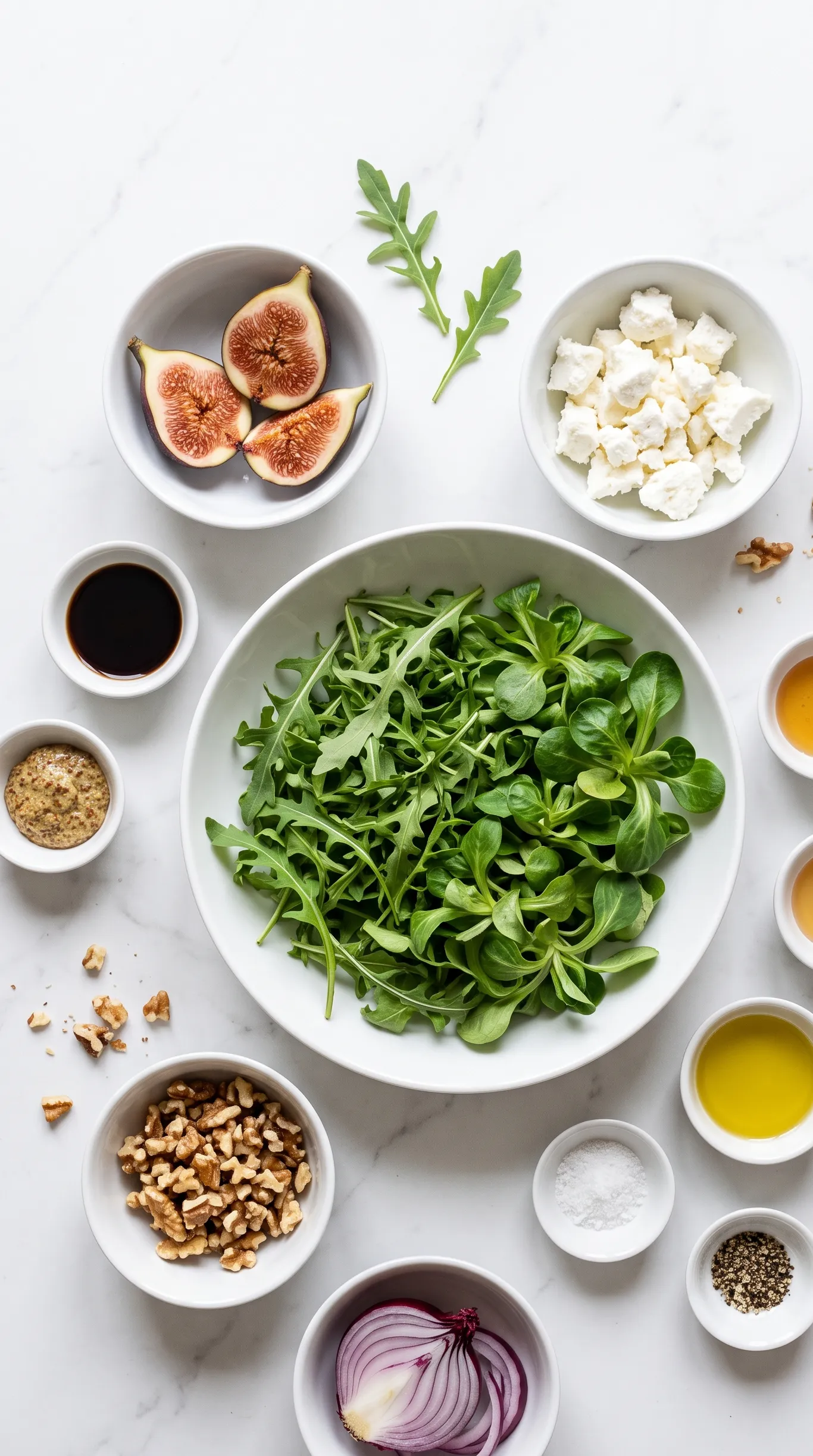Zutaten für Keto Feigen-Ziegenkäse-Salat: Rucola, Feldsalat, frische Feigen, Ziegenkäse und Walnüsse