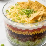 Klassischer Schicht-Taco-Salat kohlenhydratarm — geschichteter Party-Salat mit Hackfleisch