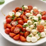 Tomate-Mozzarella-Salat kohlenhydratarm — klassischer Caprese-Salat mit Basilikum