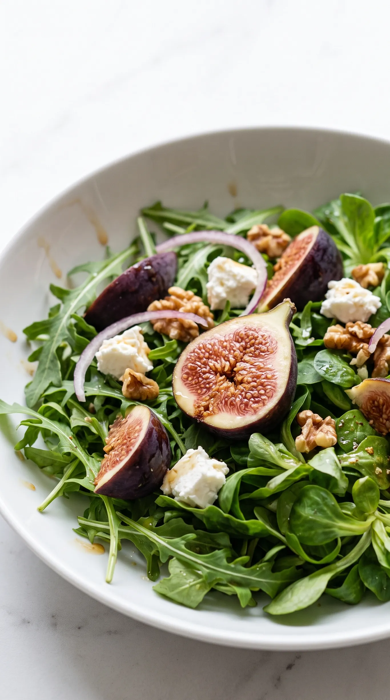 Keto Feigen-Ziegenkäse-Salat mit Walnüssen & Rucola