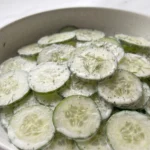 Erfrischender Keto Gurkensalat mit Sauerrahm und Dill — cremiger Low-Carb Salat