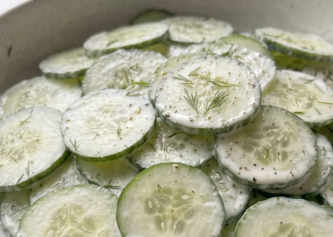 Erfrischender Keto Gurkensalat mit Sauerrahm und Dill