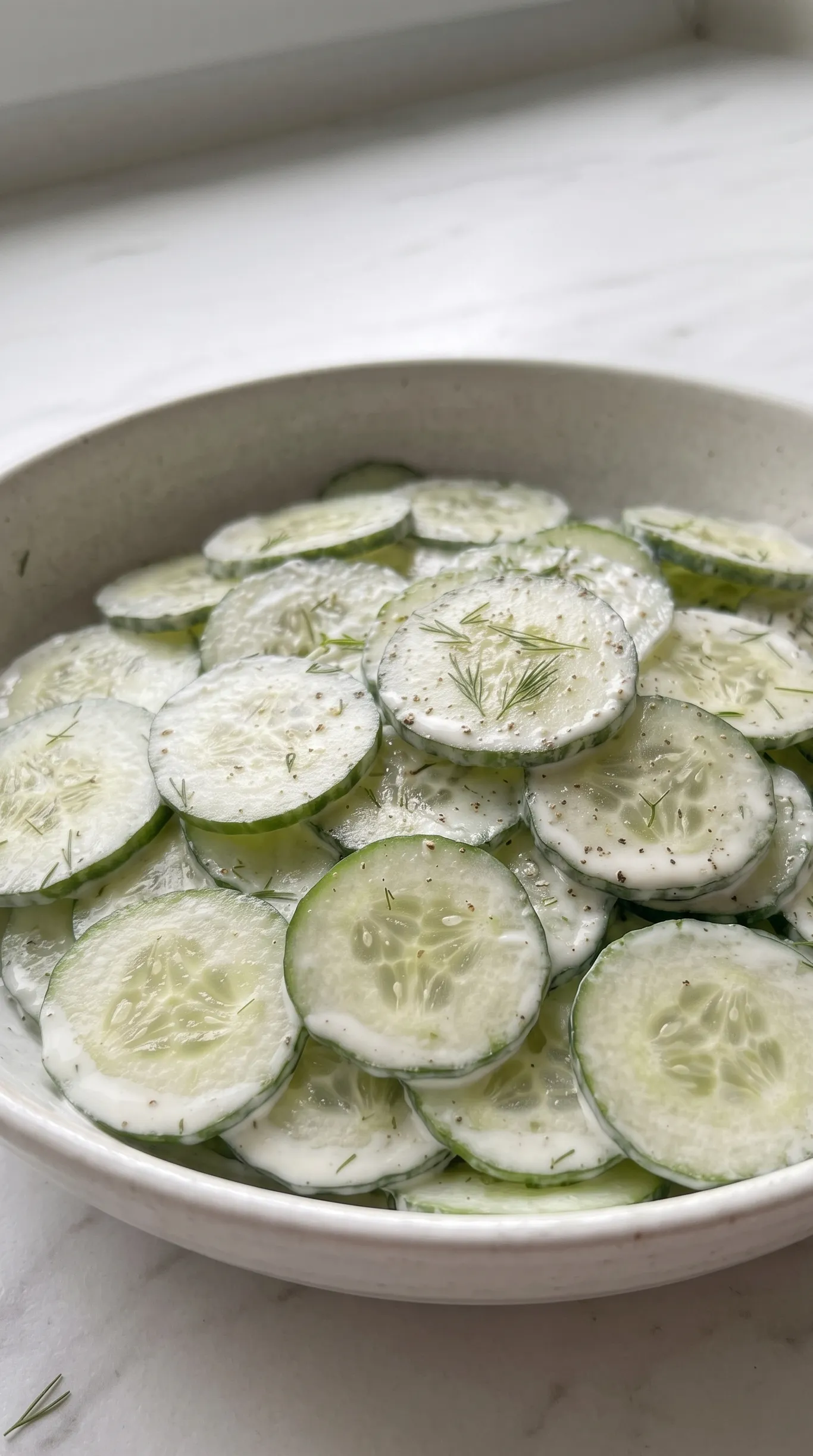 Erfrischender Keto Gurkensalat mit Sauerrahm und Dill
