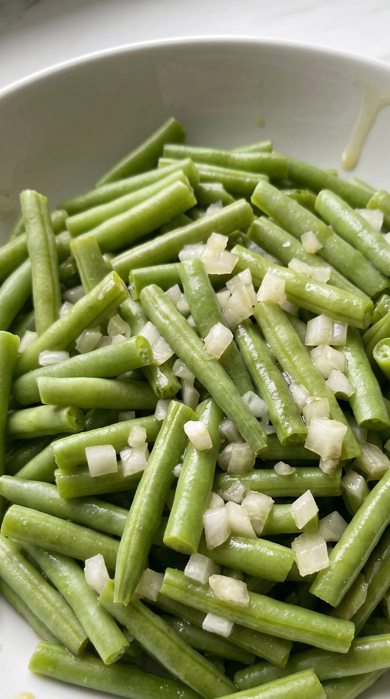 Nahaufnahme von Klassischem Bohnensalat — knackige grüne Bohnen mit Vinaigrette