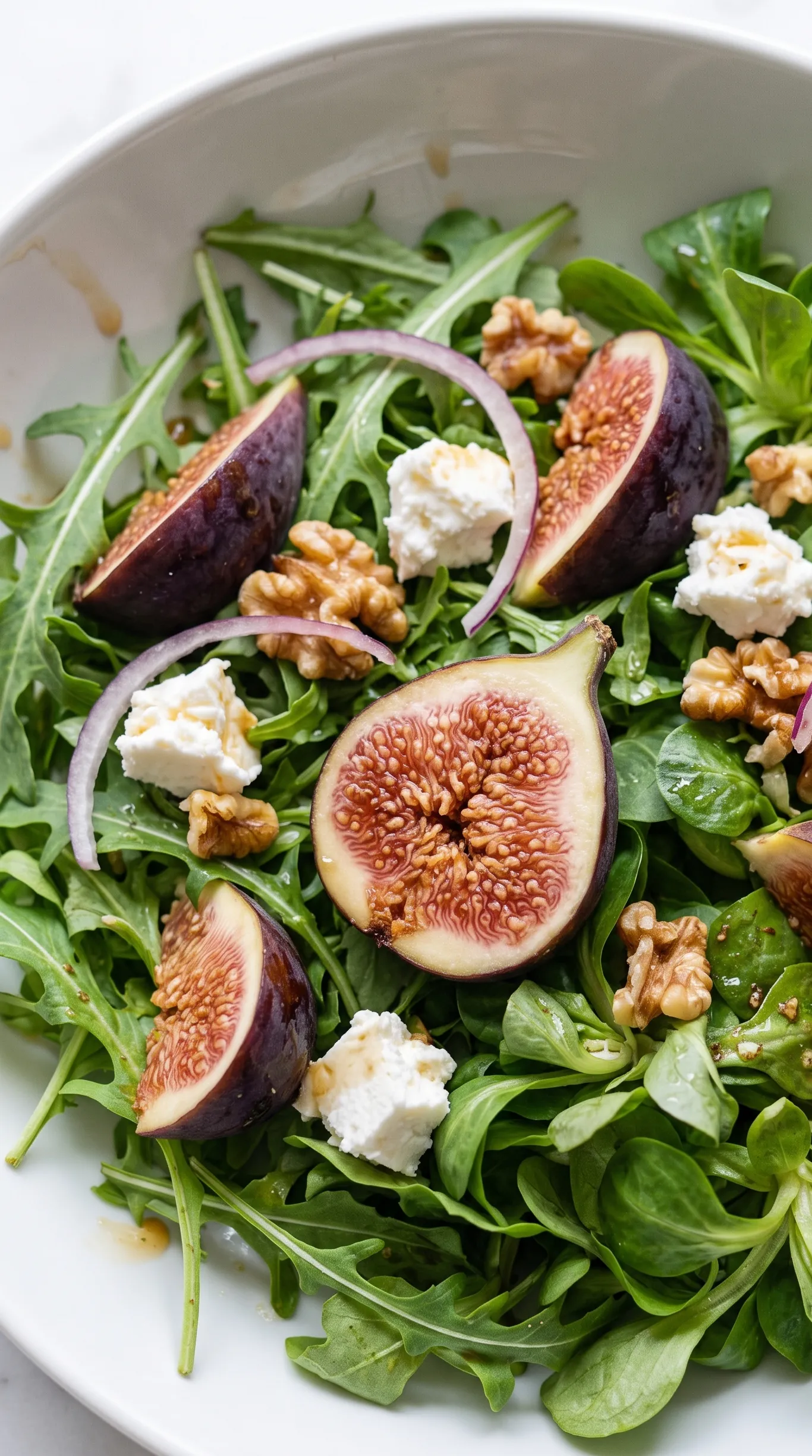 Nahaufnahme von Keto Feigen-Ziegenkäse-Salat — saftige Feigen, cremiger Ziegenkäse und Walnüsse