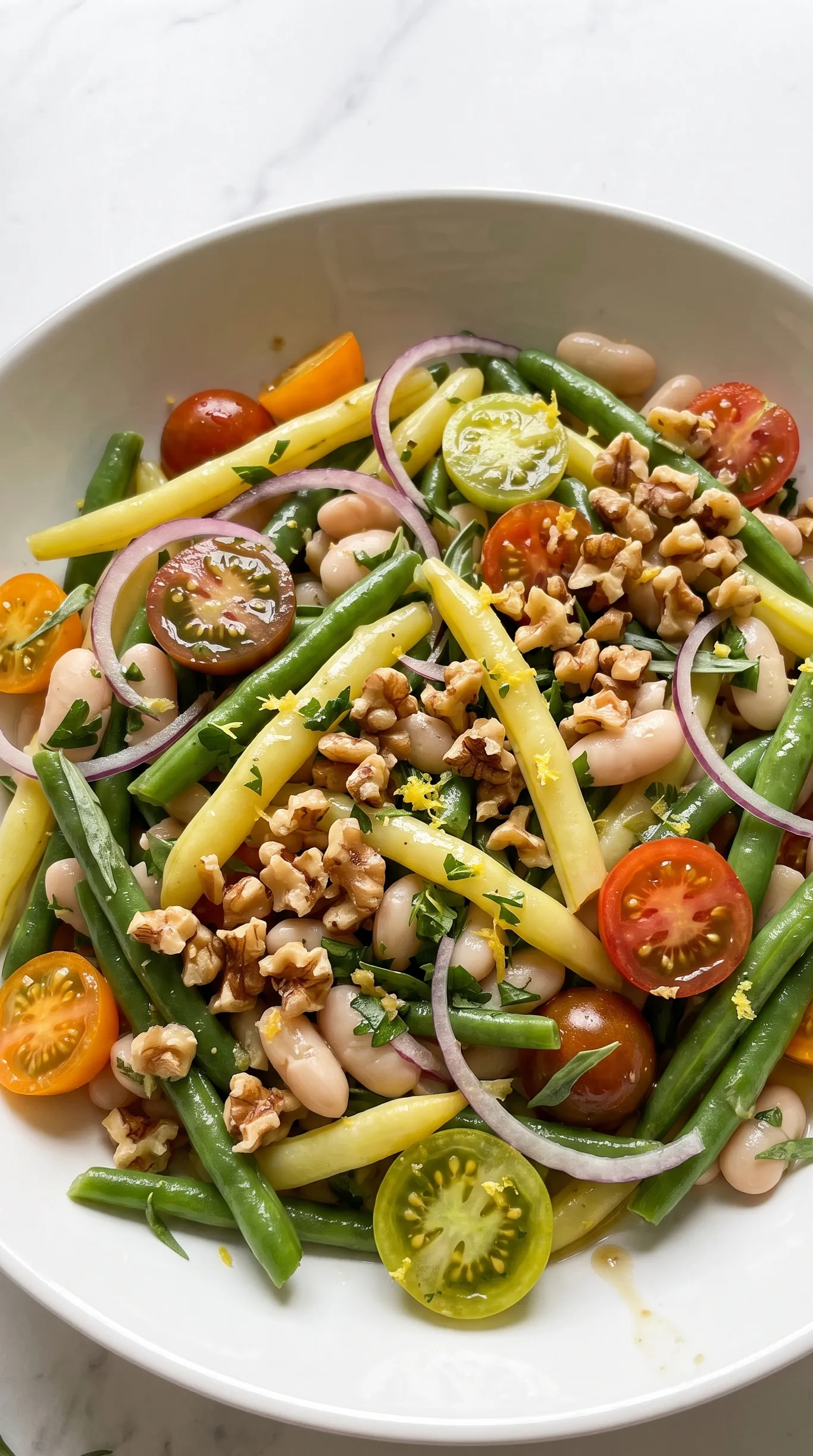 Nahaufnahme von Buntem Bohnensalat — grüne und gelbe Bohnen mit Estragon-Vinaigrette