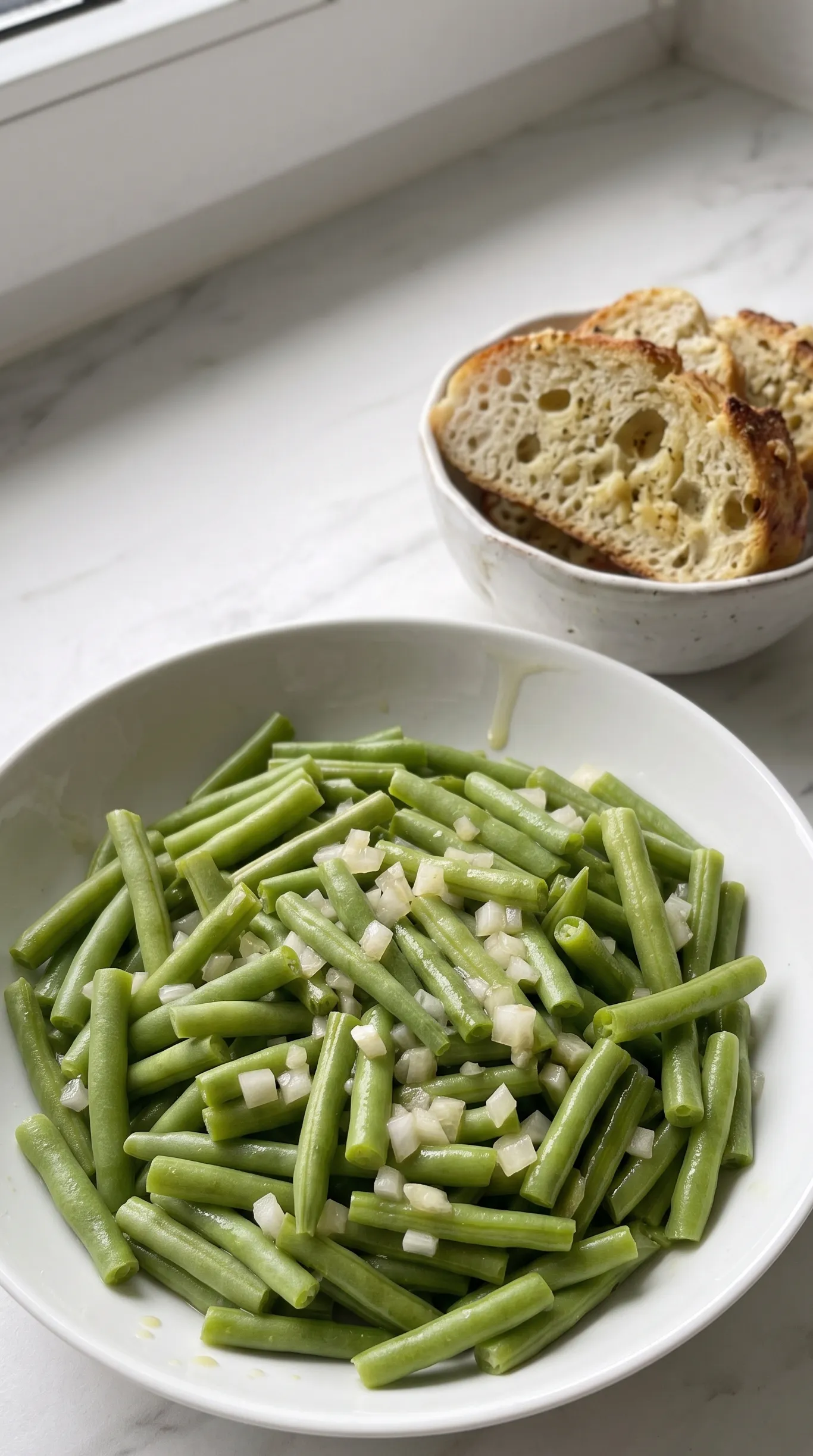 Klassischer Bohnensalat serviert mit Keto-Knoblauchbrot — traditionelle Beilage