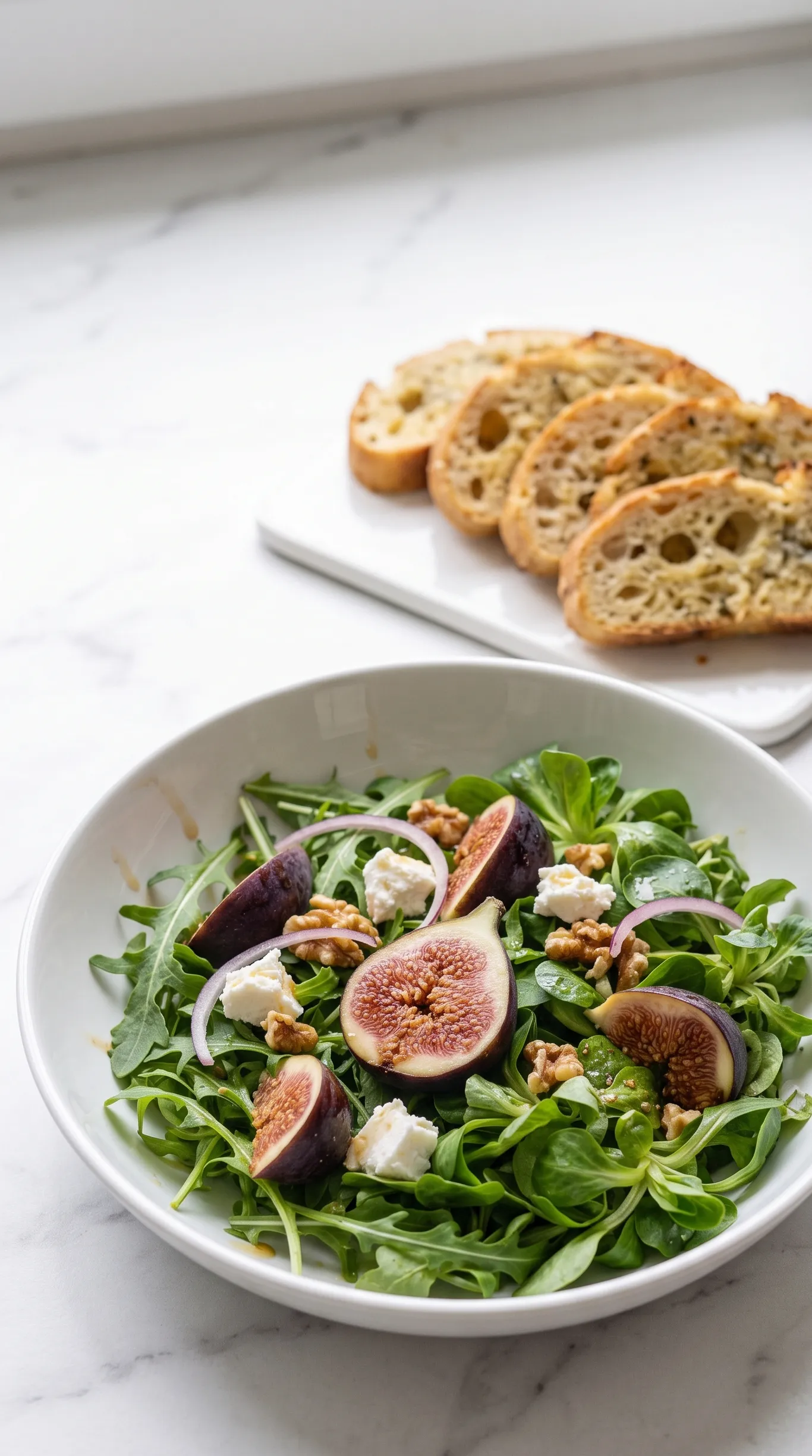Keto Feigen-Ziegenkäse-Salat serviert mit Keto-Knoblauchbrot — herbstlicher Low-Carb Gourmet-Salat