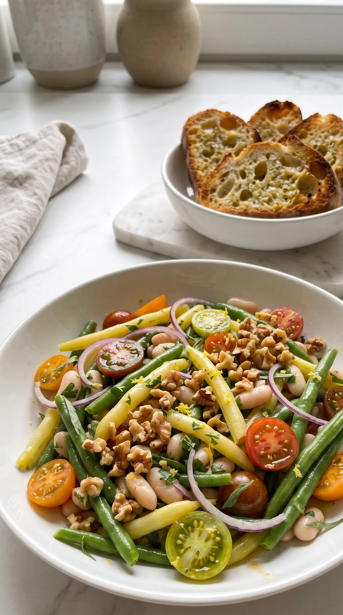 Bunter Bohnensalat serviert mit Keto-Knoblauchbrot — sommerliche Low-Carb Mahlzeit