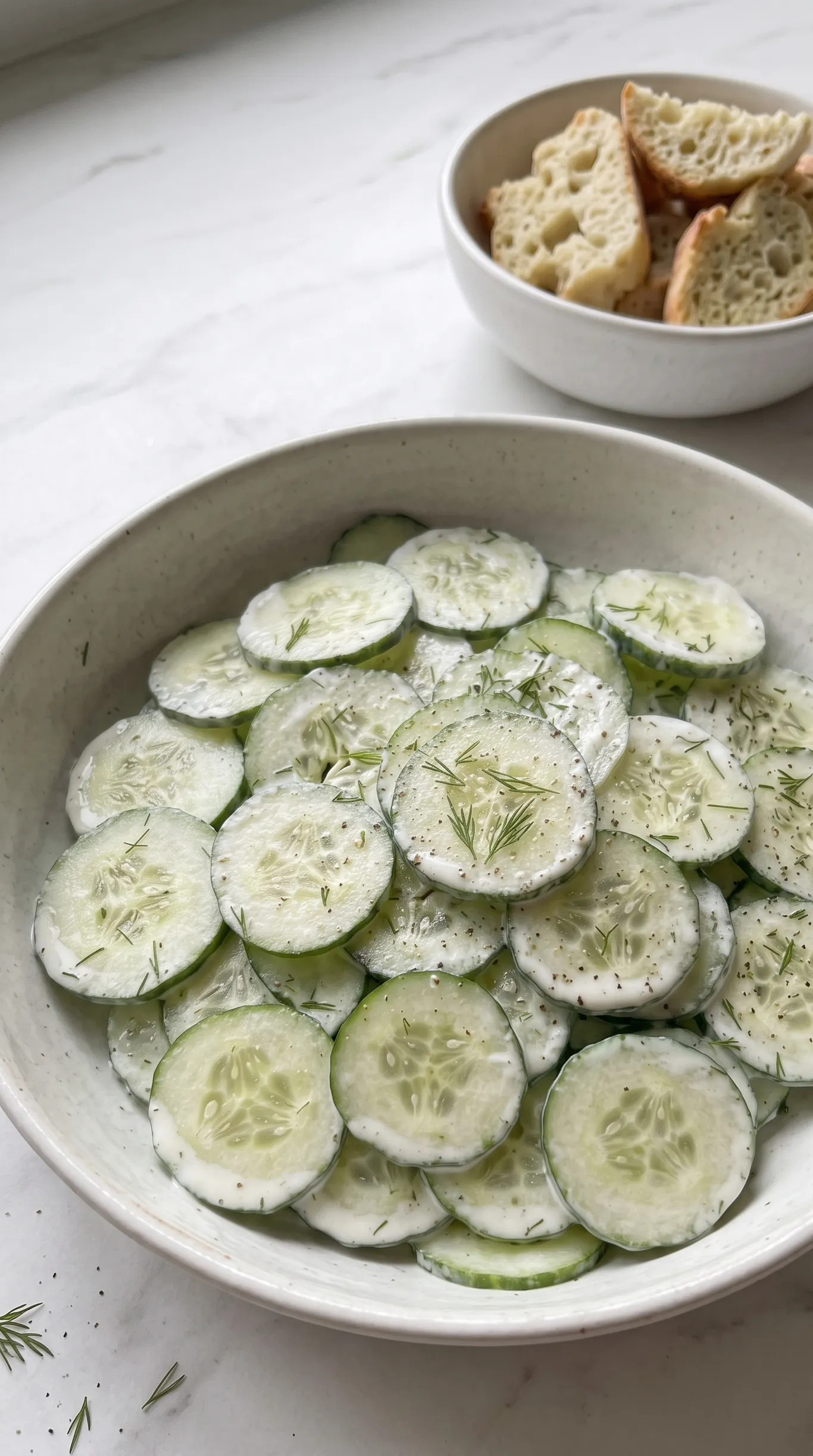 Erfrischender Keto Gurkensalat serviert mit Keto-Knoblauchbrot — cremige Low-Carb Beilage