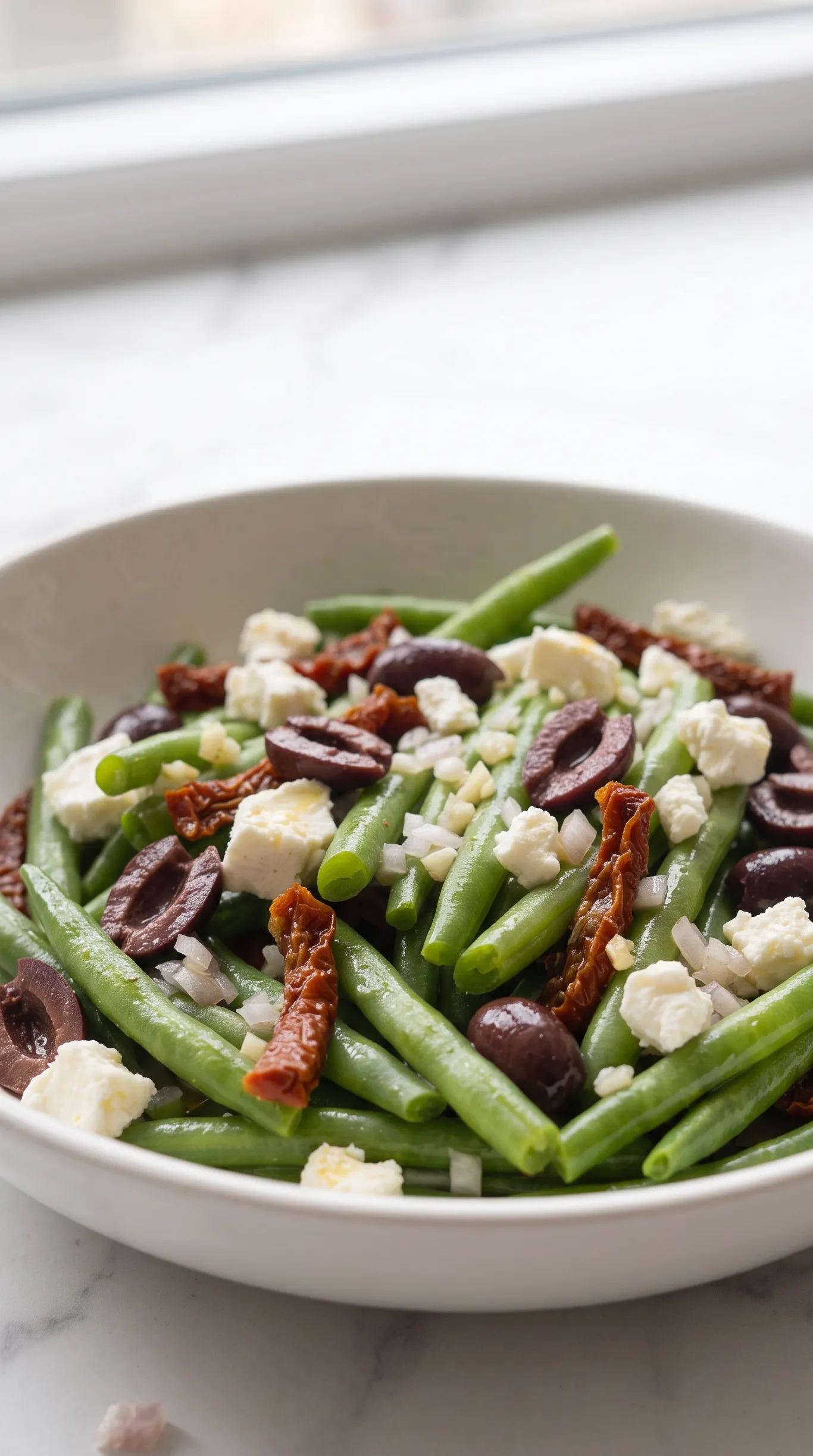 Grüner Bohnensalat mediterran kohlenhydratarm — Bohnen mit Feta, Tomaten und Oliven