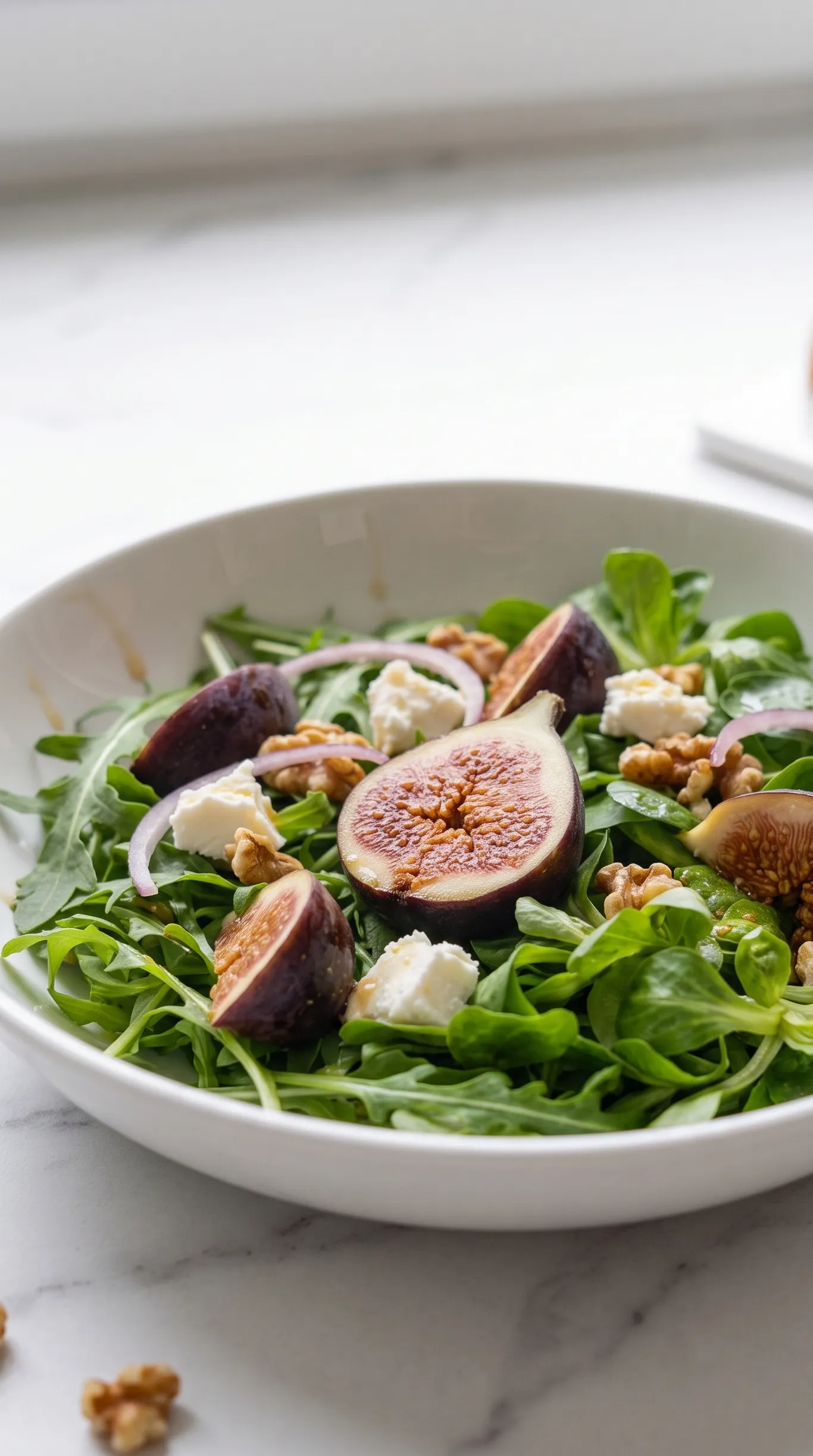 Keto Feigen-Ziegenkäse-Salat kohlenhydratarm — Rucola mit frischen Feigen und Walnüssen