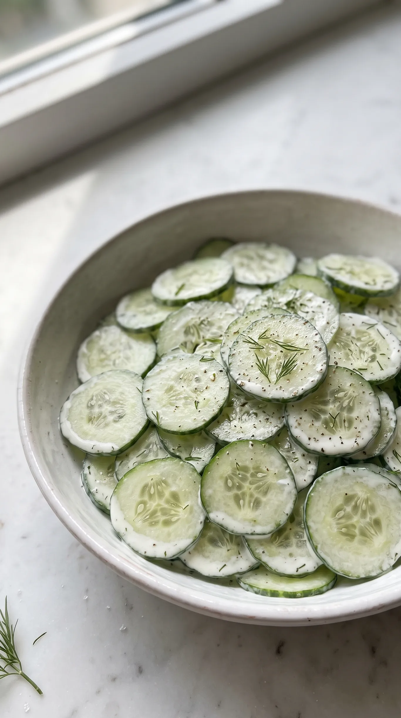 Erfrischender Keto Gurkensalat mit Sauerrahm und Dill — cremiger Low-Carb Salat